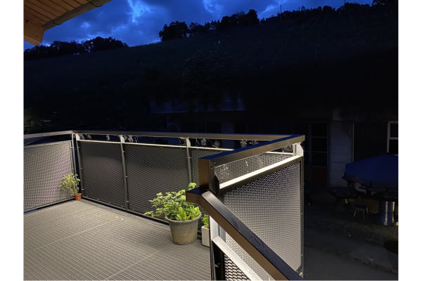 led-beleuchteter-handlauf-handlaufbeleuchtung-led-handlauf-recheckiger-handlauf-terrasse